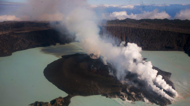 Gunung Manaro Voui pada awal letusannya pada September 2017.