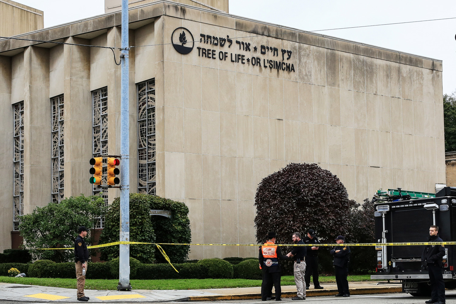 Police-officers-guard-the-Tree-of-Life-synagogue-following-shooting