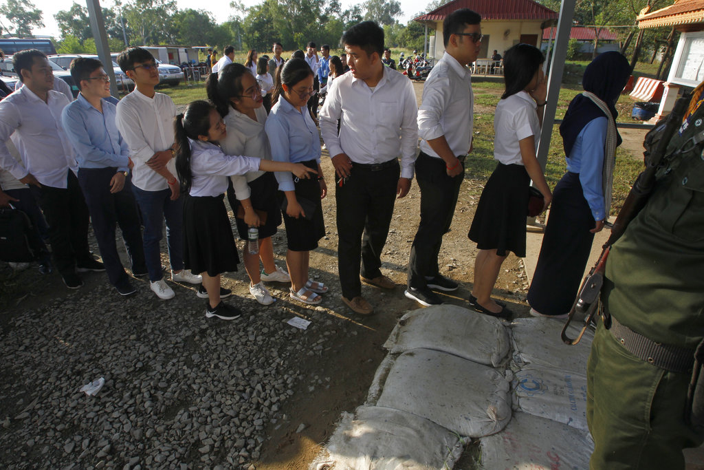 Students outside of Khmer Rouge Hearing