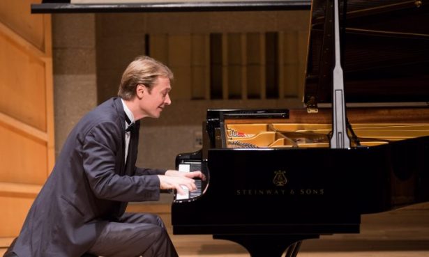Dmitri Levkovich performs