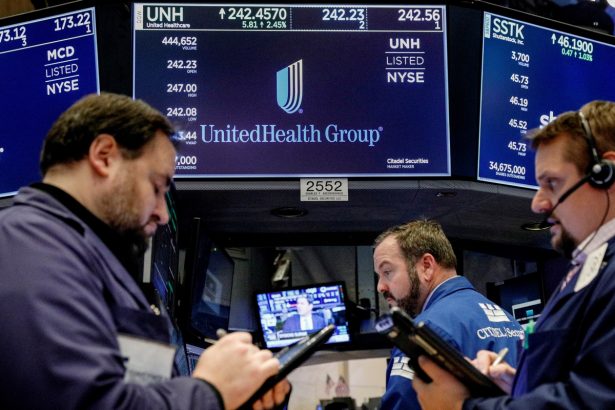 Traders work at NYSE