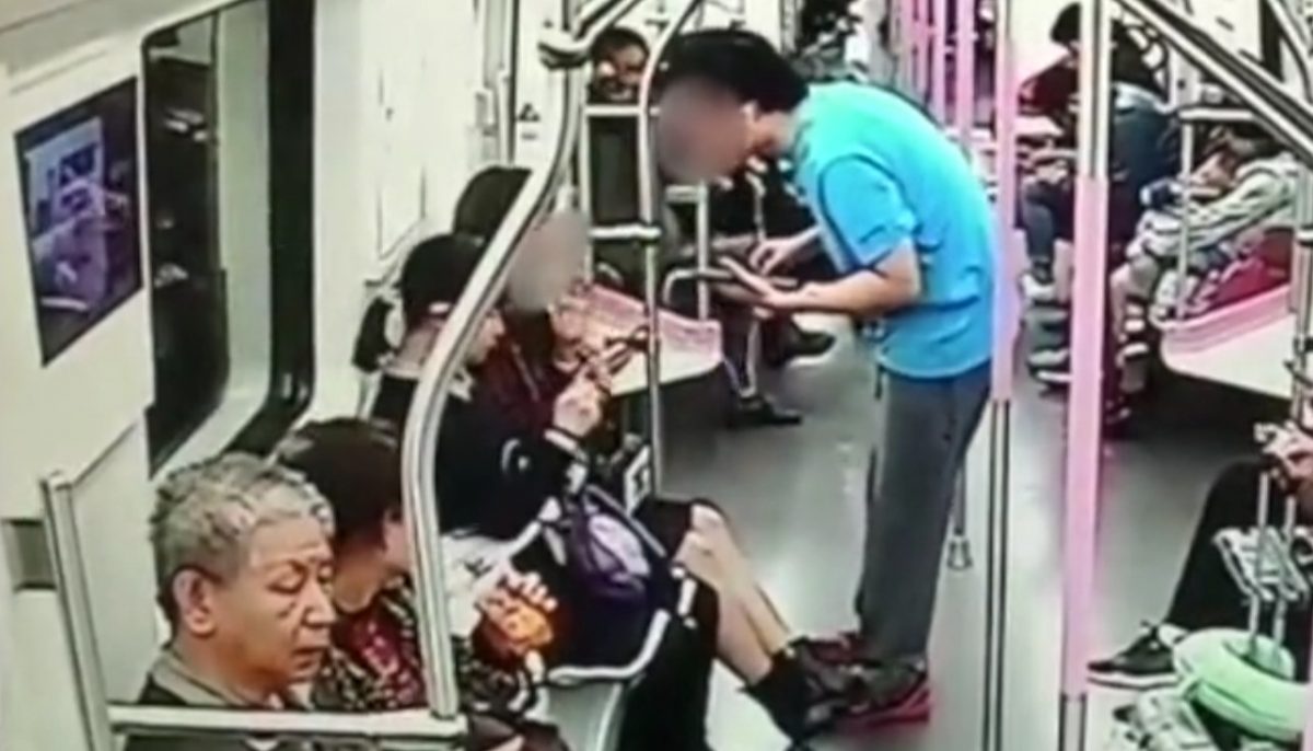 Huang tries to get the woman's WeChat information