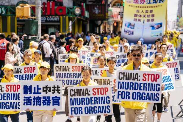 Falun Dafa practitioners urge people to quit the CCP