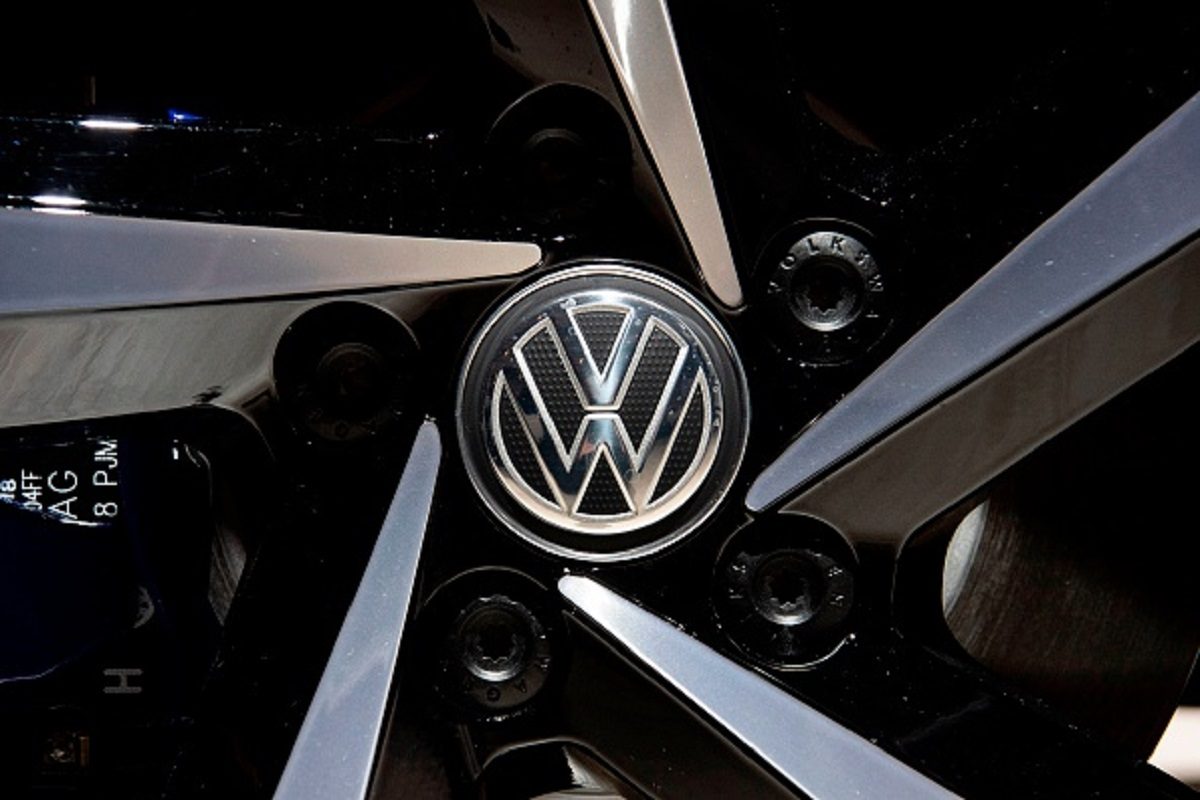 A Volkswagen logo appears on the wheel of a VW Passat GTE Variant