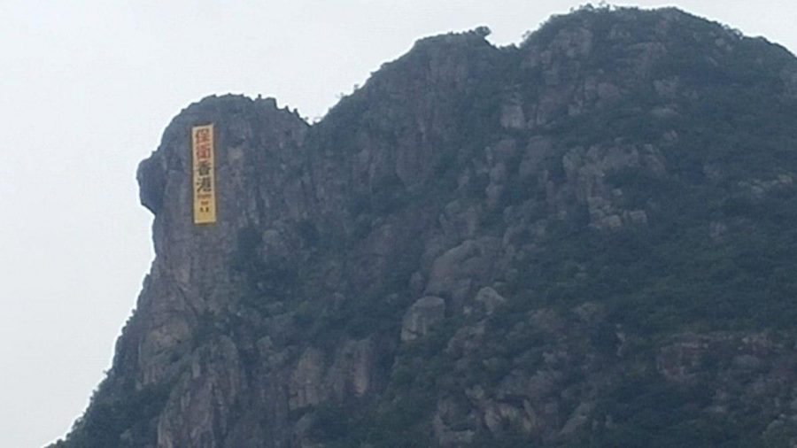 Yellow Banner Makes Brief But Striking Appearance On Hong Kong S Iconic Lion Rock