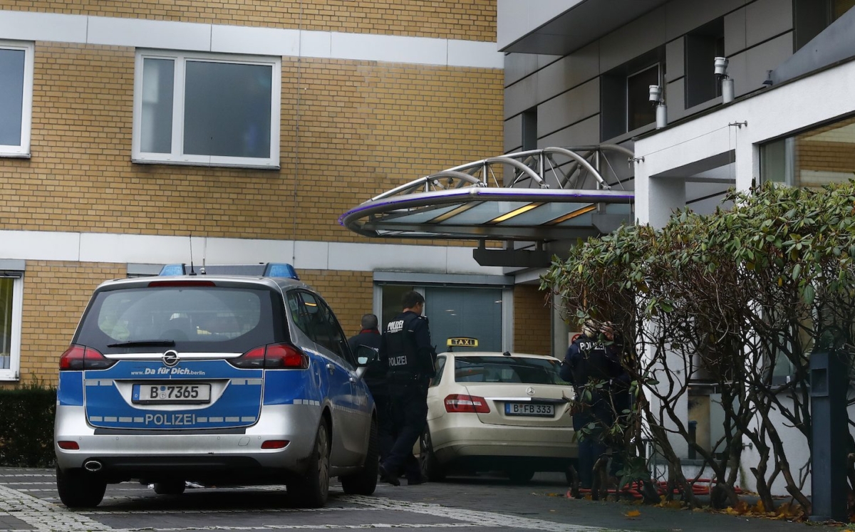 Police-officers-arrive-at-the-Schlosspark-Clinic
