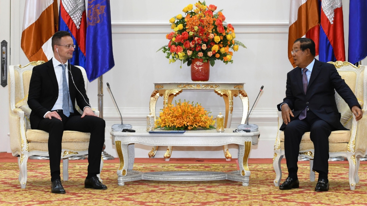 Peter Szijjarto talks with Hun Sen