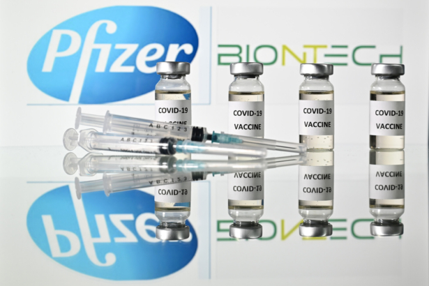 Η FDA Advisers υποστηρίζει τη χρήση του εμβολίου Pfizer στις ΗΠΑ εν μέσω ανησυχιών για παρενέργειες