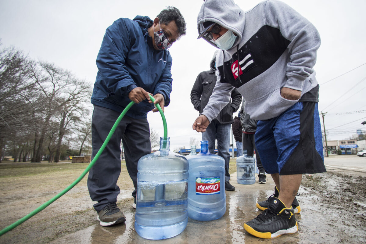 Texas fill their water containers