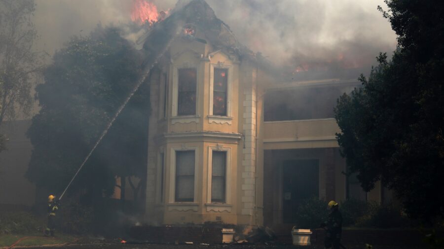 Cape Town Fire Burns University Library, Students Evacuated