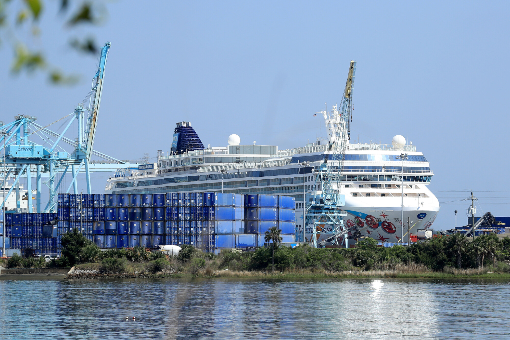 Norwegian Cruise to Mandate COVID-19 Vaccination for Guests and Crew