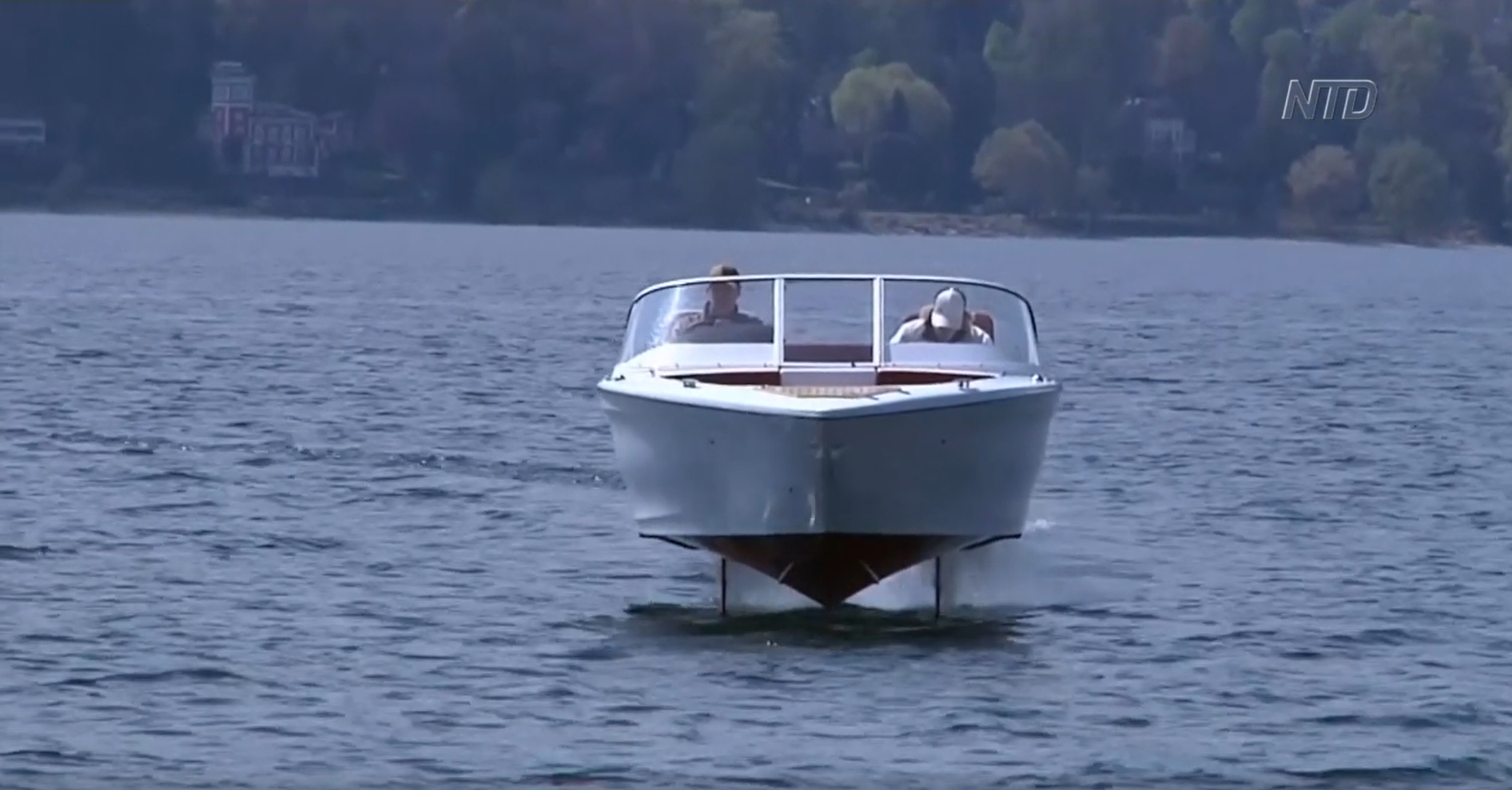 'Flying' Boat Makes Waves in the Alps