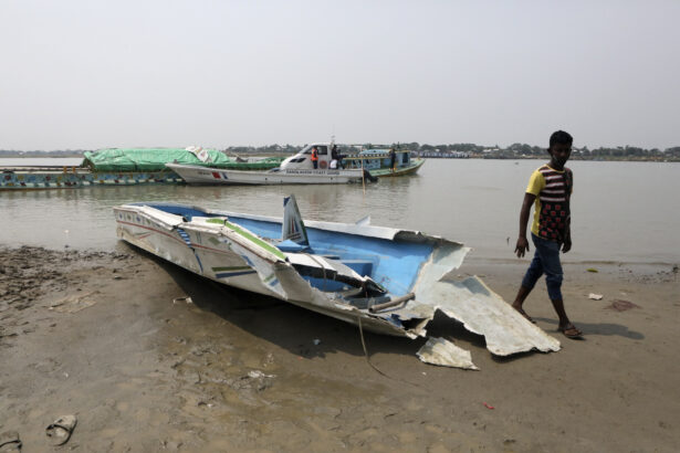 Speedboat overturns