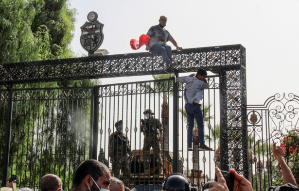tunisian-soldiers-guard-parliament