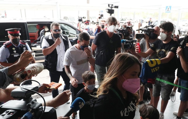 Messi Gets Hero&#39;s Welcome in France After Agreeing to Join PSG