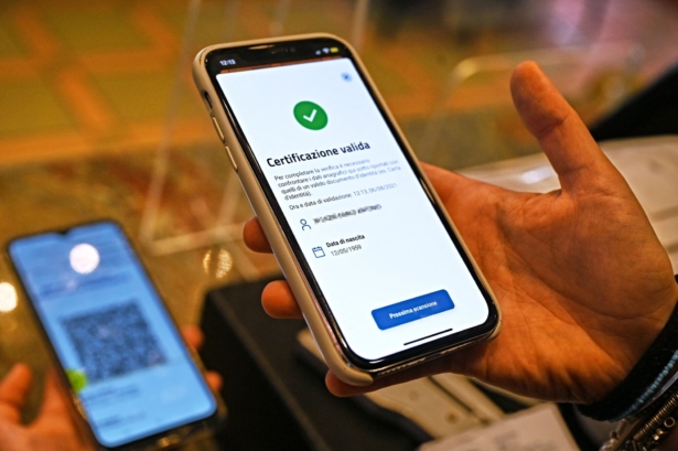 VerifyC19 mobile phone scan a Green Pass