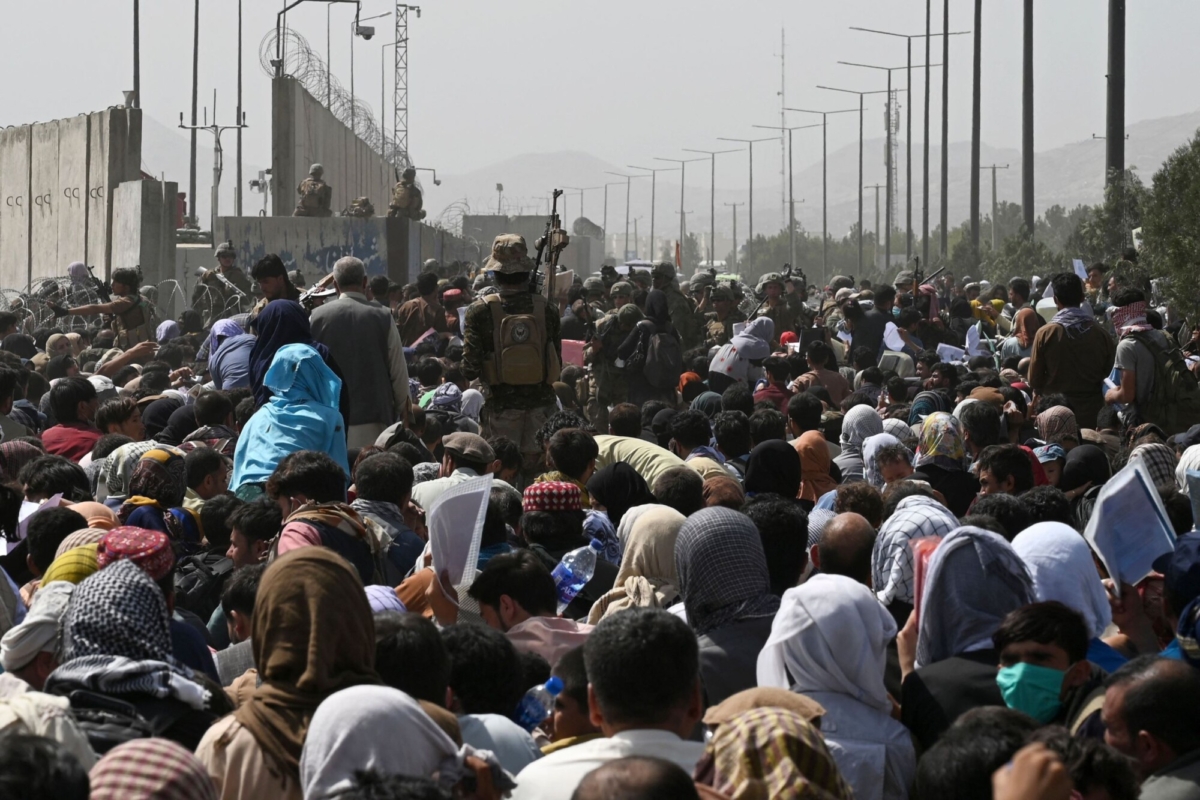 afghans-gather-kabul-airport