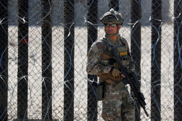 armed-border-agent