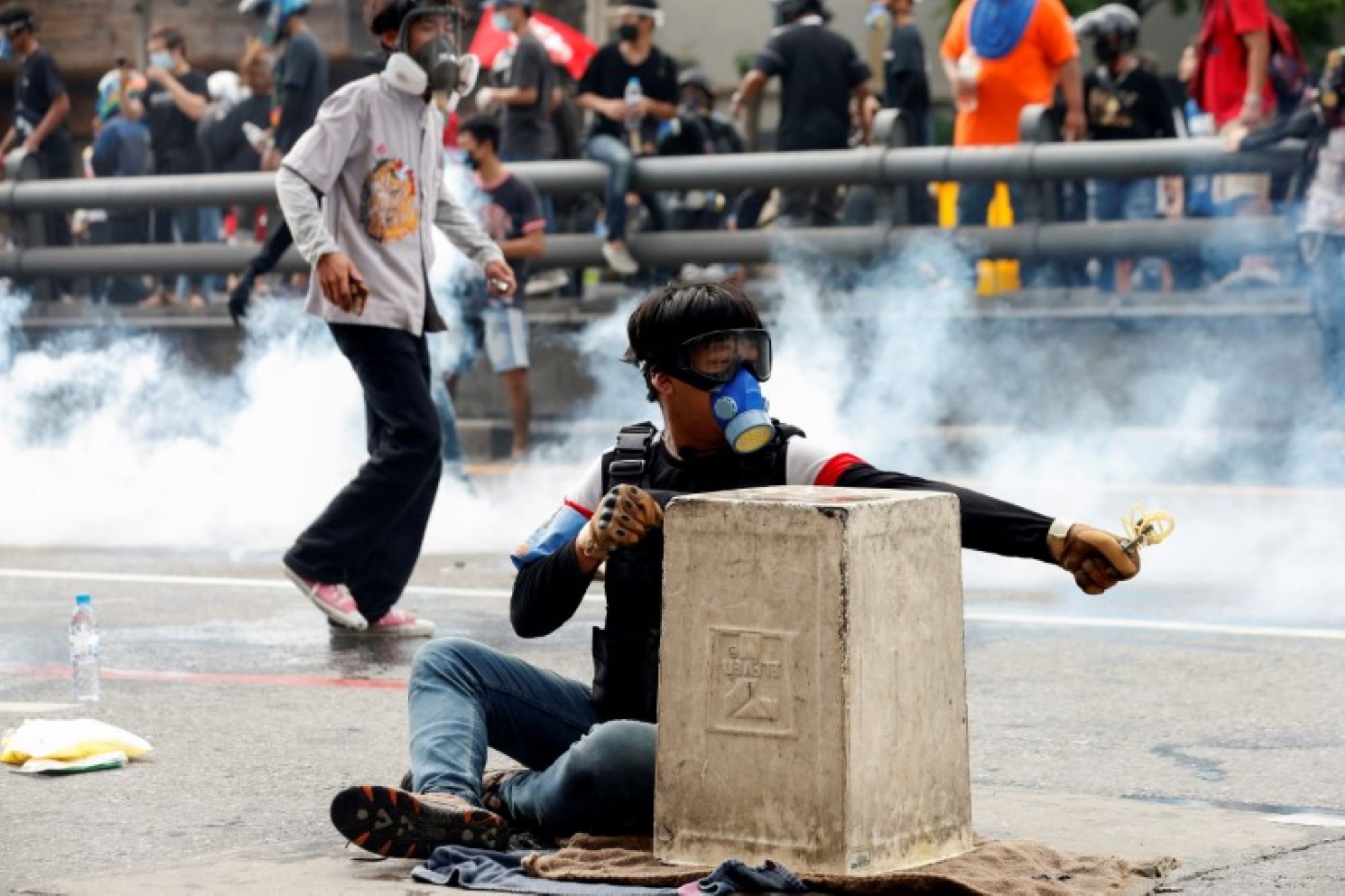 thai-anti-govt-protesters-clash-with-police-in-bangkok