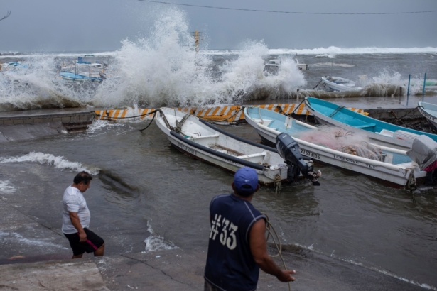 fishermen-remove-boats