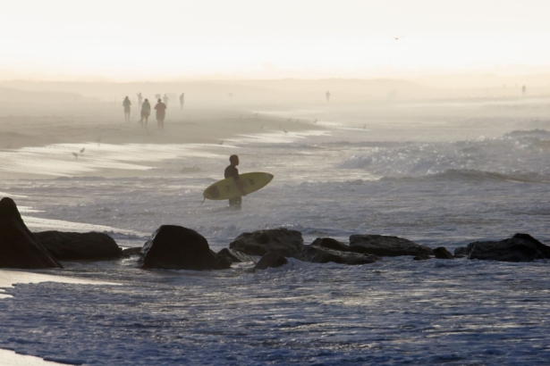  surfers-flock-to-beach