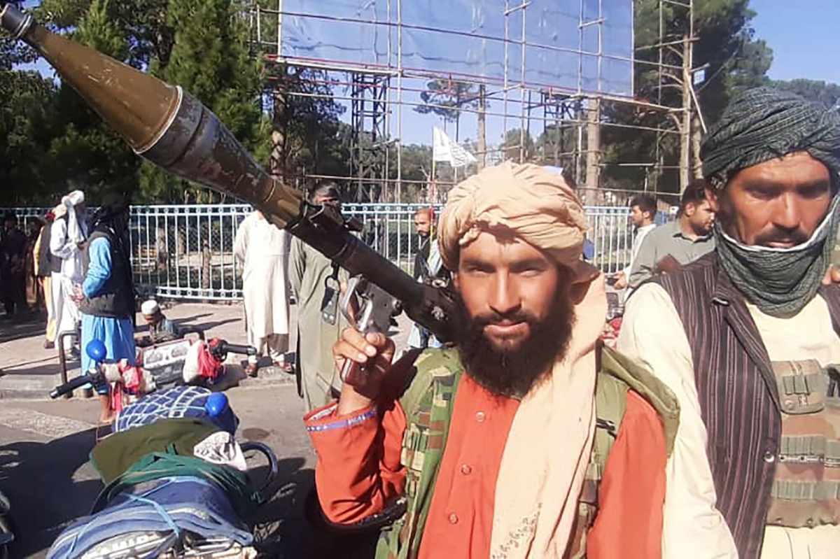 taliban-terrorist-holds-rocket