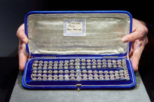 AUCTION-JEWELS