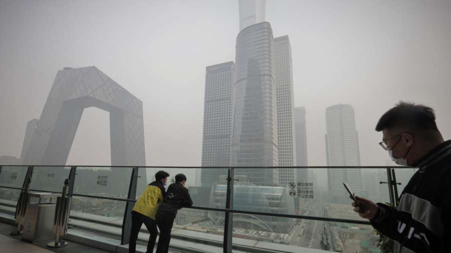 Heavy Pollution Shrouds Beijing, Highways Closed