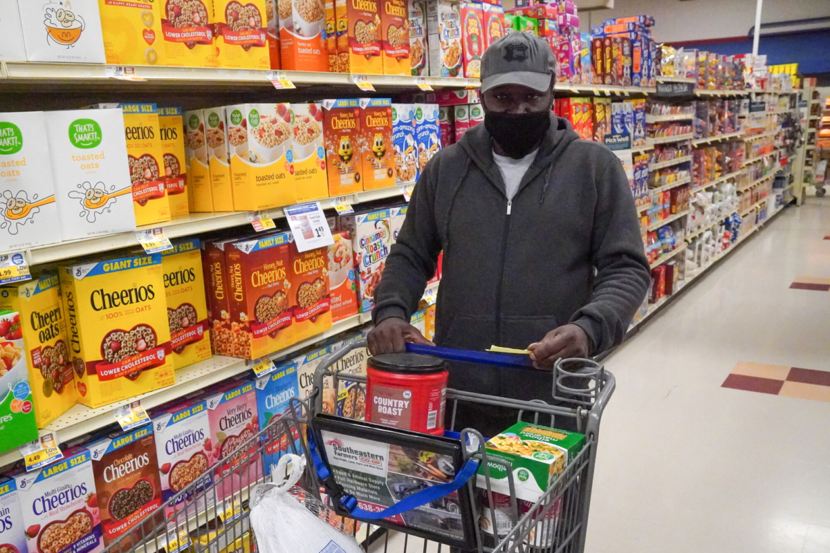 Edward-Garrett-fills-his-cart-for-Thanksgiving-dinner-at-the-Food-City-grocery-store-in-Rossville-Georgia-on-Nov.-23-2021-Jackson-Elliott-The-Epoch-Times