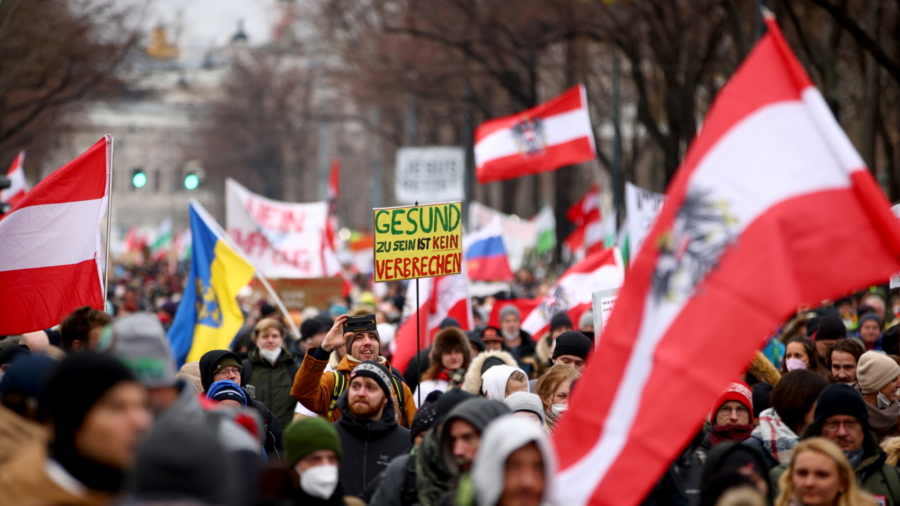 More Than 40,000 March in Vienna Against Coronavirus Lockdown