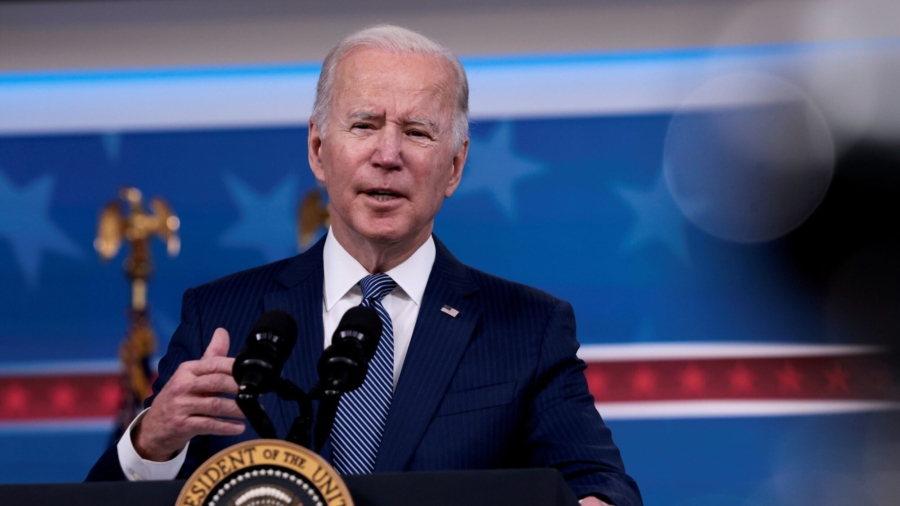 Biden to Extend Mask Mandate on Planes, Toughen Testing for Travelers Amid Omicron Jitters