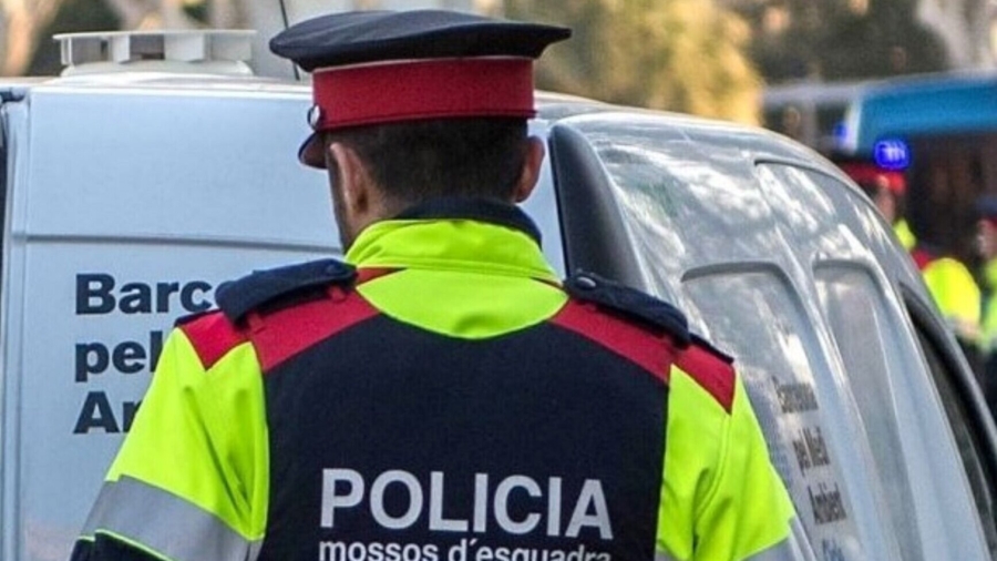Dramatic Video Shows Off-Duty Police Officer Stopping Armed Robbery in Spain