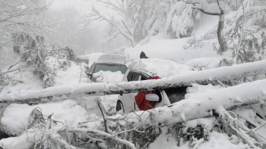 22 Tourists Freeze to Death in Vehicles Amid Heavy Snowstorm in Pakistan