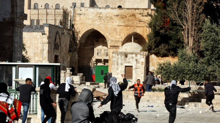 Palestinians Clash With Israeli Police at Al-Aqsa Mosque in Jerusalem, 57 Injured