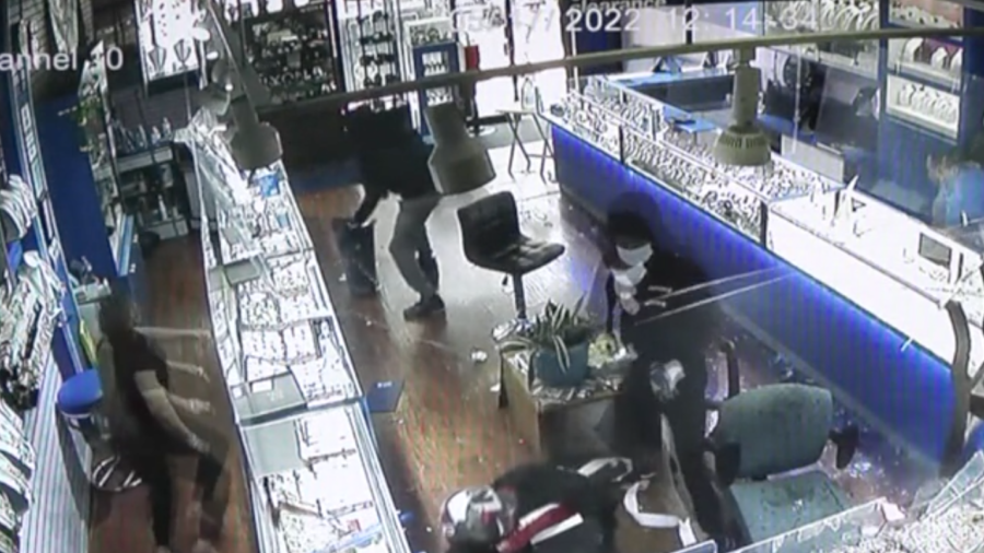 Thieves Steal $1 Million in Daylight Smash and Grab