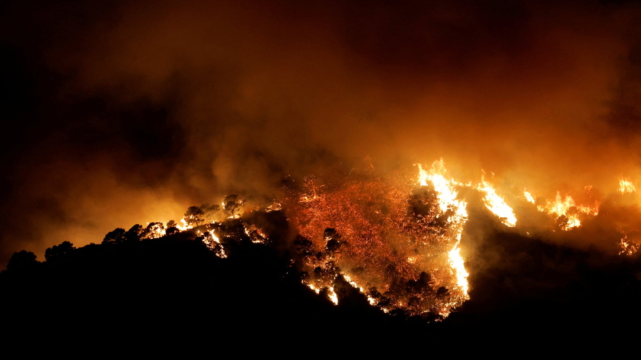 Wildfire in Southern Spain Forces Town Evacuation, 3 Hurt
