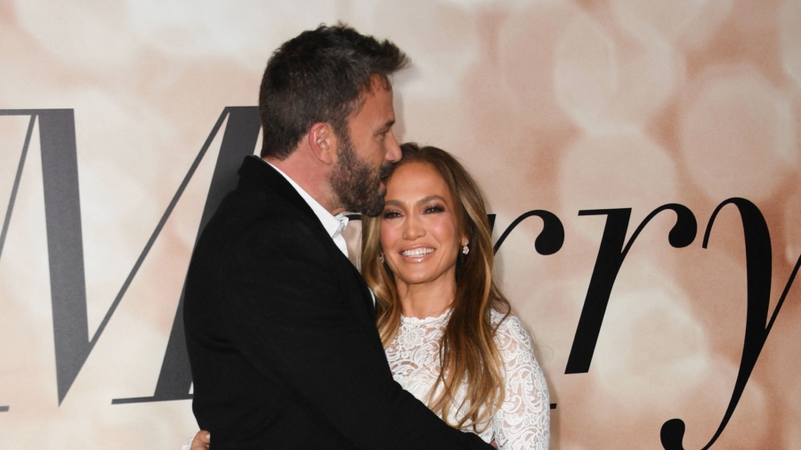 Jennifer Lopez, Ben Affleck Married in Las Vegas Drive-Through