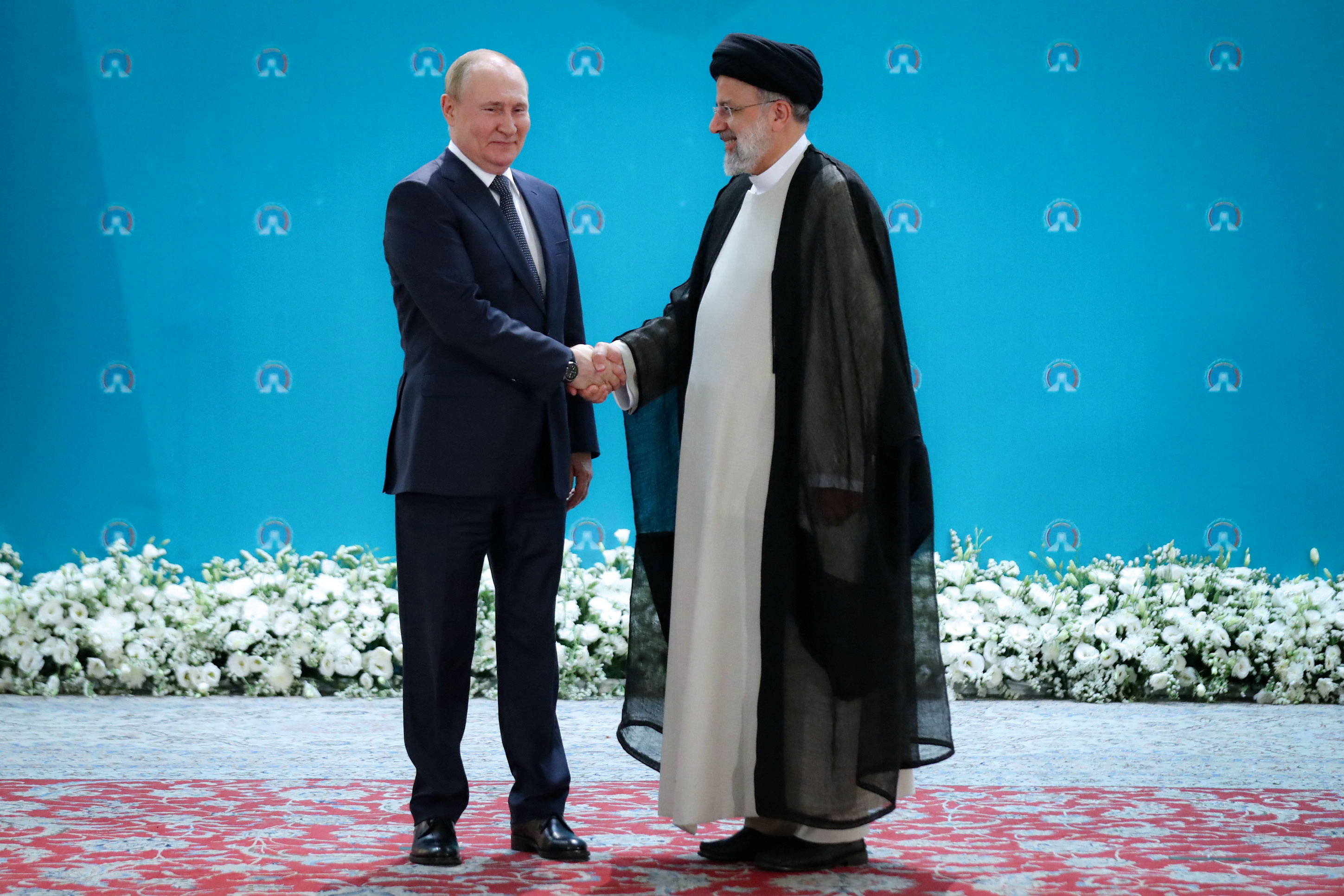 Putin Forges Ties With Iran's Supreme Leader in Tehran Talks