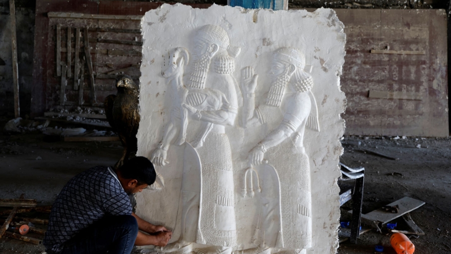 Mosul Sculptor ‘Recreates What Was Demolished’ on Murals Depicting Iraq History