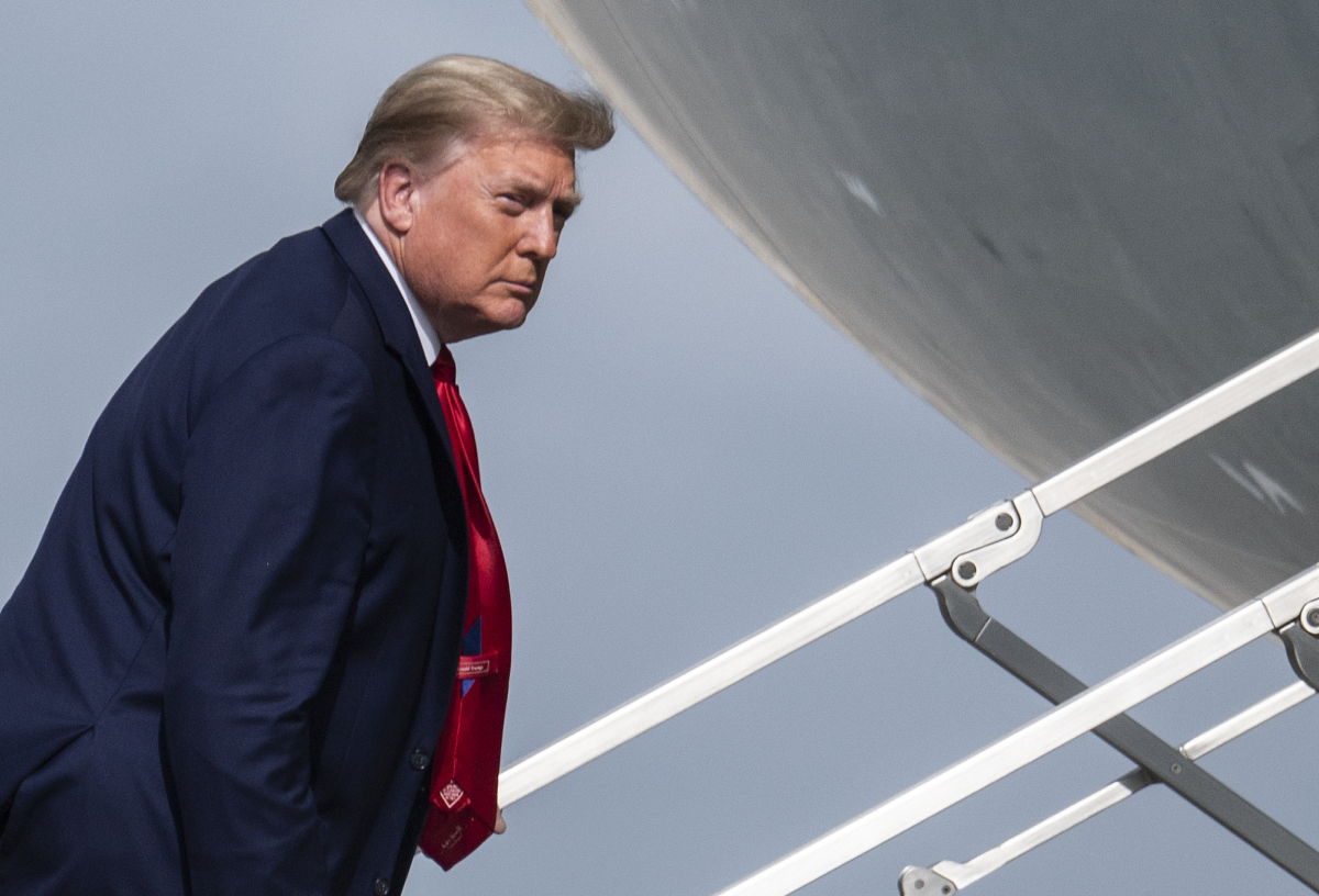 trump boards plane