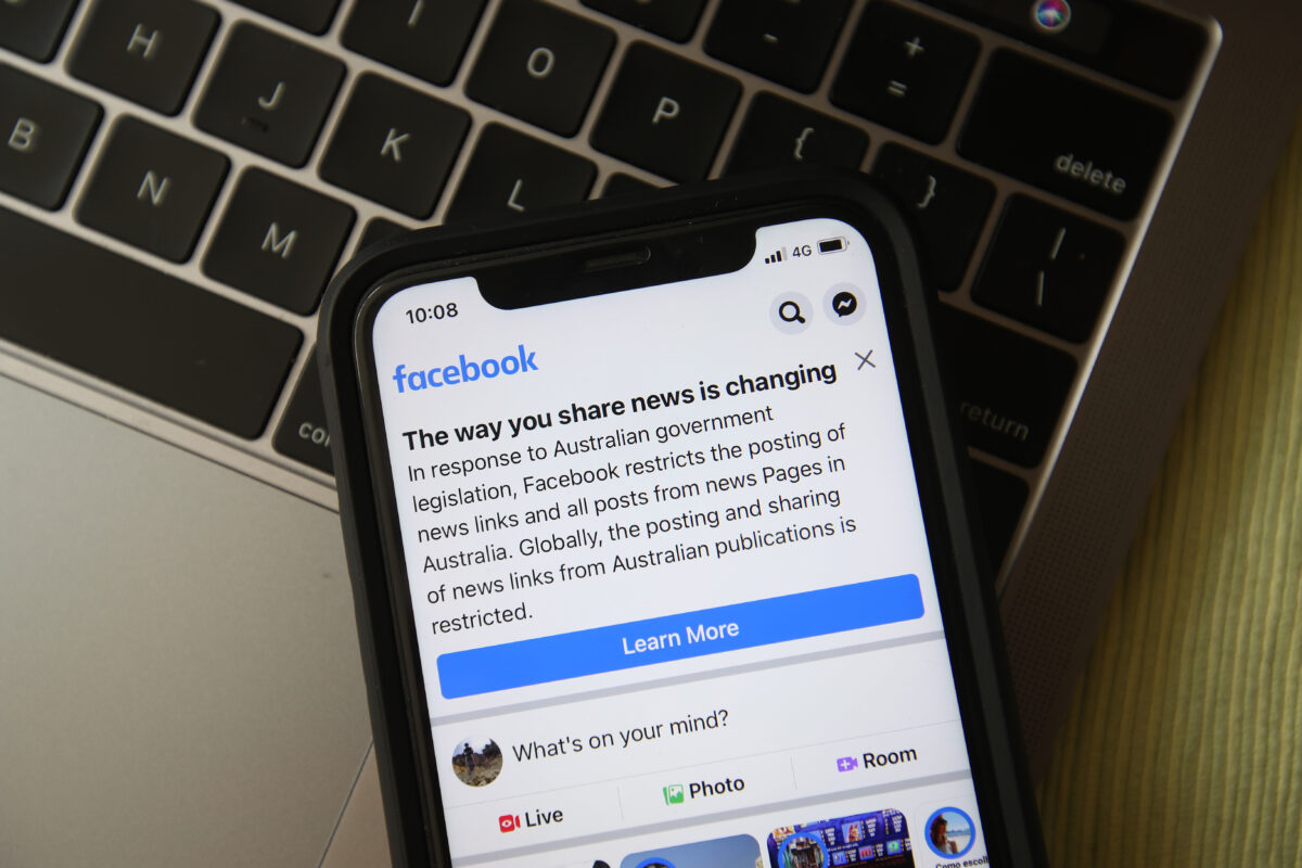 A message is seen on Facebook mobile