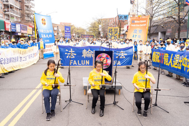 Erhu player at a rally in Flushing