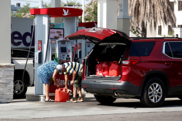 couple-with-gas-containers