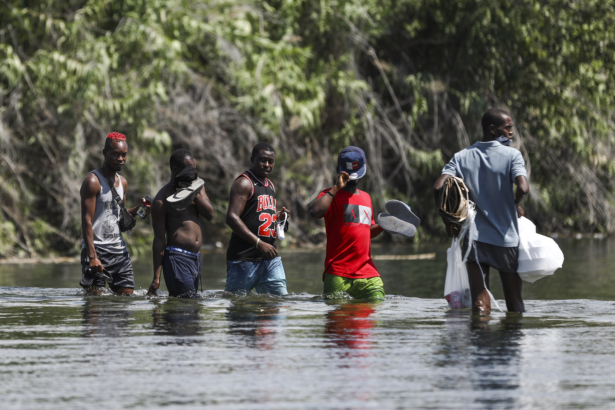 Border-Del-Rio-Haitians-510A0118