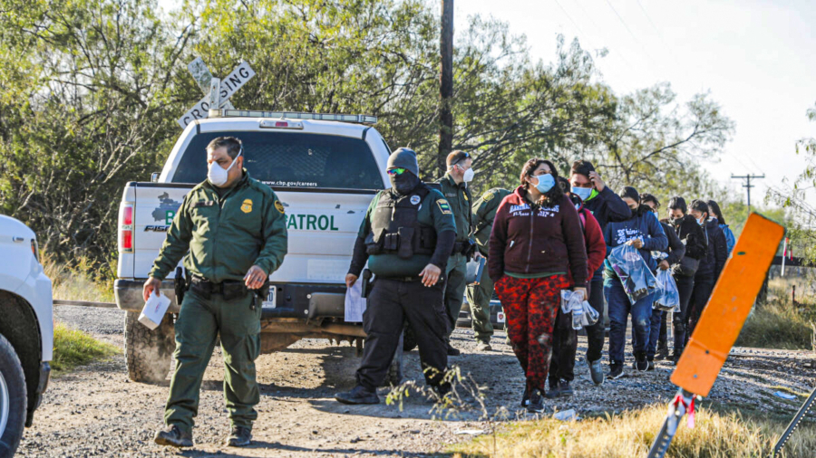 US Sees Record Number of Illegal Border Encounters in April